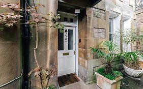 Special Basement Apartment Close To The Meadows